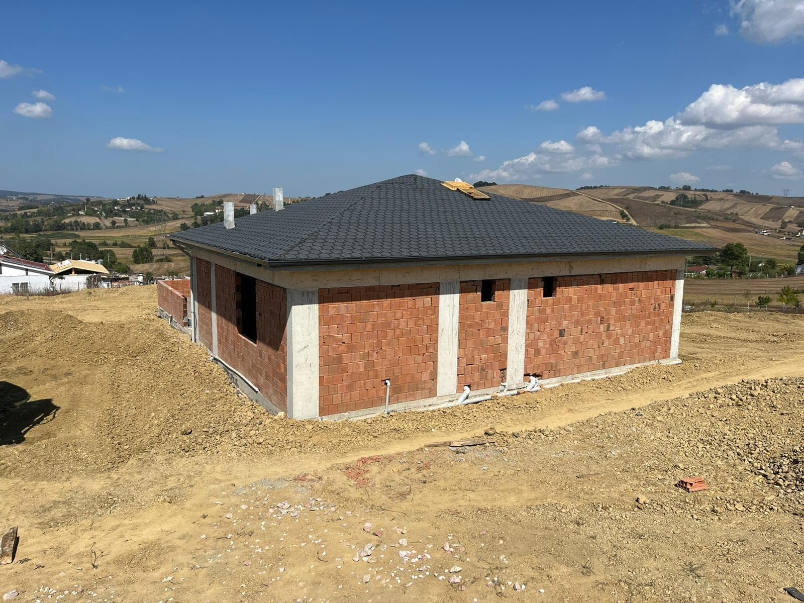 Çatı kaplaması tamamlanmış kaba inşaat yapısı