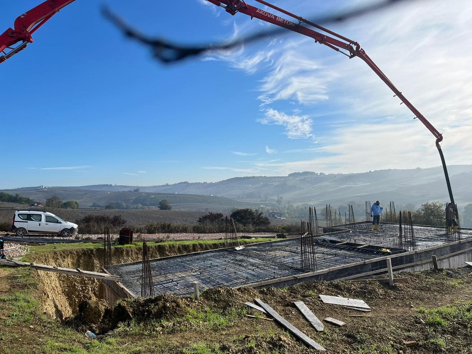 Beton pompasıyla saha betonu dökümü
